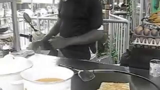 Тайские блинчики с бананом. Тайланд. Еда на улице. Очень вкусно. смотреть онлайн