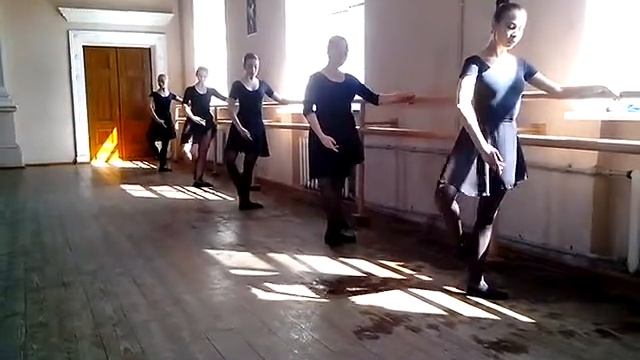 Урок классического танца - Battement developpe (у станка)