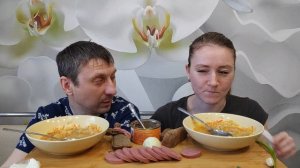 МУКБАНГ ДОМАШНИЕ ЩИ С КОЛБАСОЙ ПЕЧЕНЬ ТРЕСКИ / ням ням MUKBANG SOUP AND SAUSAGE CUTS #мукбанг