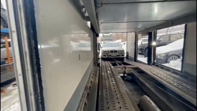 Водитель осматривает RR Cullinan. Загрузка BMW с помощью лебедки. Выгрузка Rolls Royce Ghost и Audi смотреть онлайн