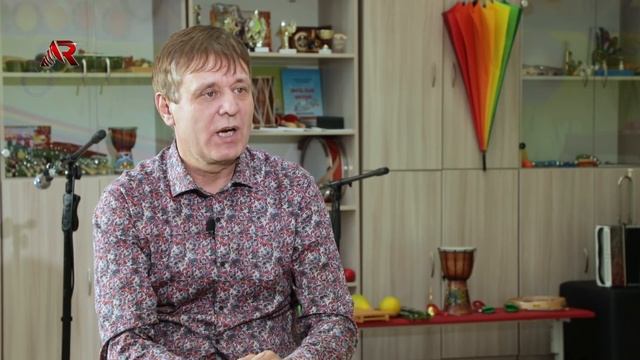 Литовец-педагог учит детей казахским песням смотреть онлайн