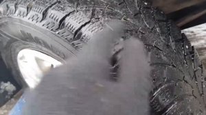 Почему бьет руль. Проверка резины на наличие шишек. Шиномонтаж