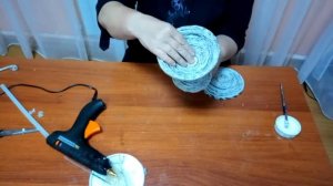 Конфетница из газетных трубочек своими руками