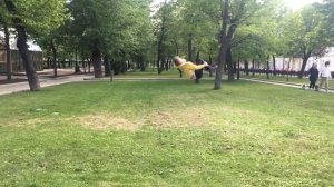 Рондат сальто назад в замедленного съемке