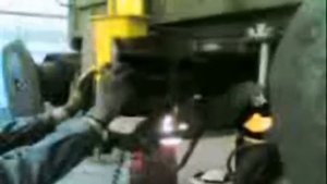 Монтаж автосцепки железнодорожного вагона захватом 4МВ28