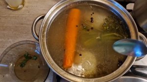 Говяжий, костный суп с зеленью. Очень полезное блюдо для здоровья суставов. Коллаген