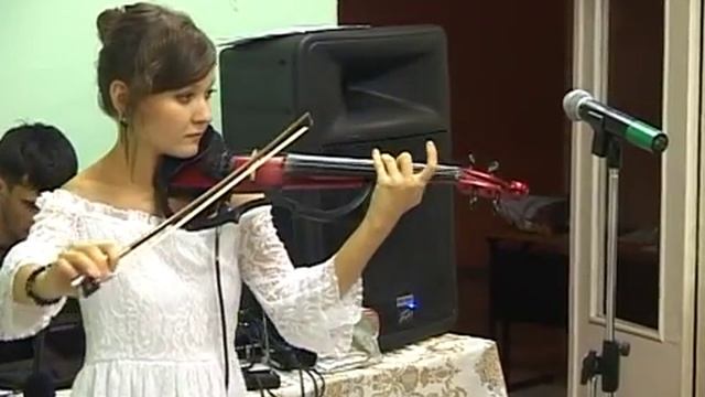 Девушка красиво поет и играет на скрипке смотреть онлайн