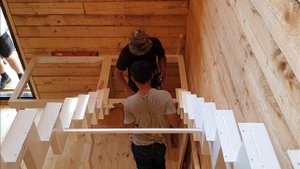 лестница на ломаном косоуре с площадкой