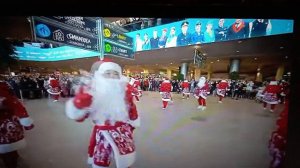 Хроника. Флешмоб от дедов Морозов в аэропорту Домодедово.