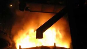 Завалка лома в дуговую сталеплавильную печь