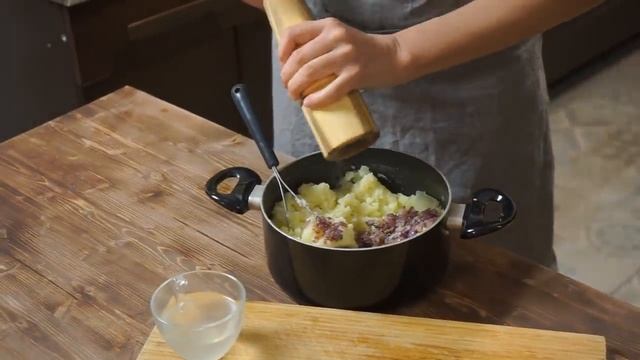 #Пирожки с картошкой. Жарим пирожки с картошкой на сковороде. Дрожжевое тесто на топленом молоке