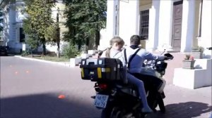 Дети катаются на мотоциклах.