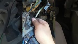 Аудй А8 D2 не вытаскивается ключ из замка зажигания.
