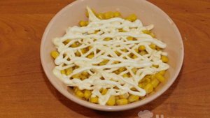 Куриный салат с кукурузой, авокадо и огурцами