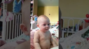 Малыш заразительно смеется