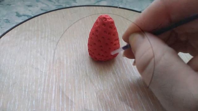 Леплю из глины.Клубника из полимерной глины.Фигурка из полимерной глины.Diy strawberry polymer cla смотреть онлайн