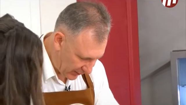 Вкусно! В гостях Константин Мошковский. Рецепт "Новогоднего сюрприза" смотреть онлайн