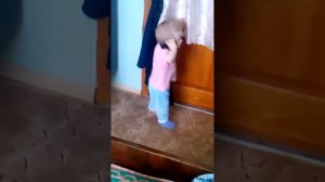 Как маленький ребёнок разговаривает по телефону