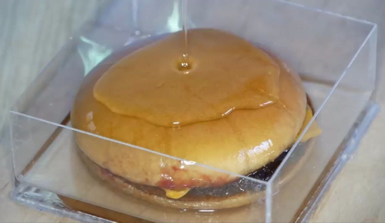 Что будет с бургером в эпоксидной смоле через два месяца? смотреть онлайн