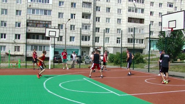 Город Губаха игра в Баскетбол ул. Дегтярёва Баскетбольная площадка день города Губахи 80 лет