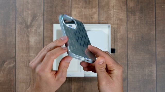 iPhone 14 Szériára Karl Lagerfeld Iridescent Monogram tok ezüst смотреть онлайн