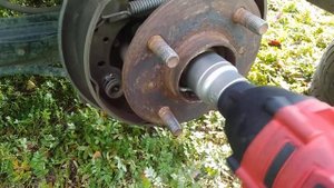 Гайковёрт Wosai и задняя ступичная гайка Nissan Sunny 15