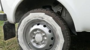 Красим диски баллончиком, не снимая с автомобиля. Нива с торгов. Покраска дисков