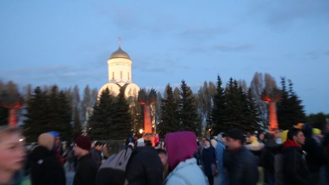 Бьется в тесной печурке огонь.  Вечер в день Победы на Поклонной горе. 9 мая 2022