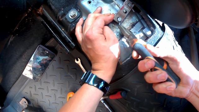 Одна из причин неисправности "ручника" стояночного тормоза Лансер 9 смотреть онлайн