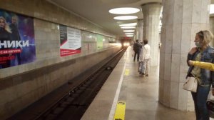 Номерной прибывает на станцию Площадь Гагарина Мехайловского