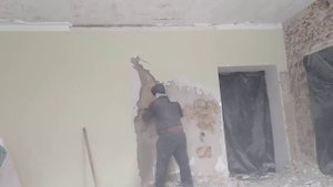 Демонтаж старой штукатурки.