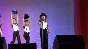 Лиза с ребятами. Как же сосчитать сколько раз мама обнимает крепко нас