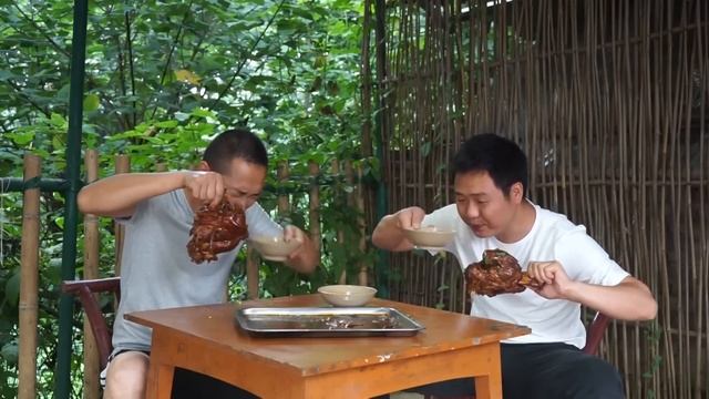 【美食合集】10斤大肘子，二弟做“紅燒豬肘”，香辣脫骨一扯就掉大口啃過癮｜Mukbang【鐵鍋視頻】
