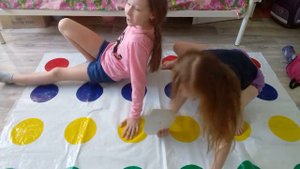 Играем в твистер.