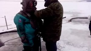 Водолаз спускается)