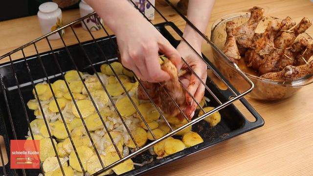 Wenn Sie Ihre Gäste überraschen möchten, kochen Sie leckere Hähnchenschenkel mit Kartoffeln. смотреть онлайн