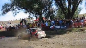 Гонки в грязи. Дикий восторг зрителей. Грязь летит по сторонам.