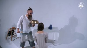 Промо Обучающего видео Виброакустический массаж поющими чашами по Огуй на массажном столе