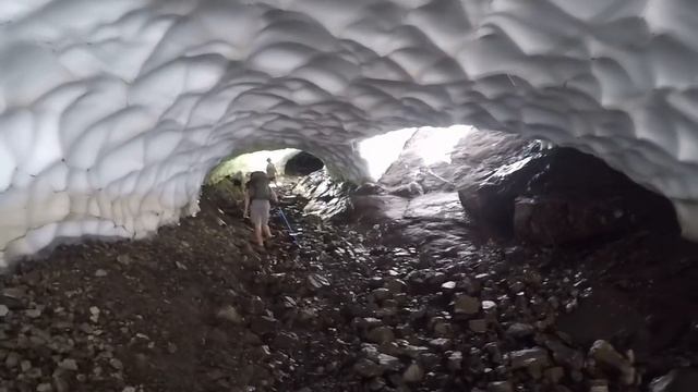 Ice Tunnel in Cerro La Torta, Esquel / Ледяные пещеры в Эскель, Аргентина смотреть онлайн