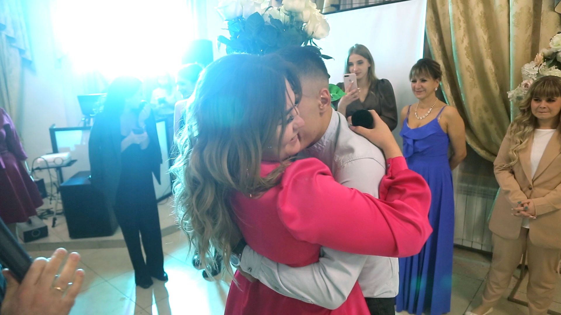 На свадьбе после букета и подвязки парень сделал девушке предложение и она сказала да. смотреть онлайн