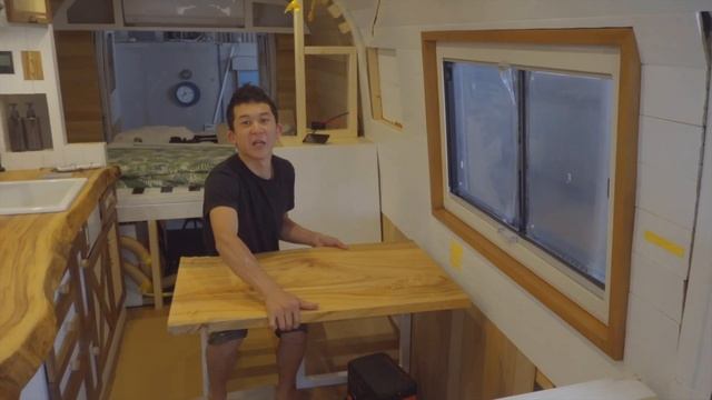 遂に警察バスの車内に４人で会食できるリビングが完成したよ