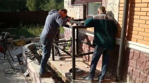 Установка лестницы с перилами