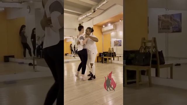 Kizomba lesson (basico de Passadas) смотреть онлайн