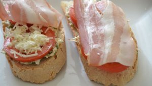 Бутерброды с копченым сыром