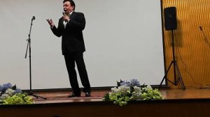 , "Я встретил девушку полумесяцем бровь... Исполняет Рафаэль Гизатулин