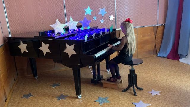 Шафранская Арина, 6 лет. Н. Торопова "Полька для медвежонка". смотреть онлайн