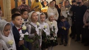 20.10.2019 г. - Учащиеся воскресной школы поздравляют настоятеля храма с днём рождения