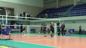 Волейбол. Тренировка. Связующие игроки. Дмитрий Ковалев и Роман Порошин. Тренировка