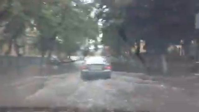 36on.ru - Затопление улицы Феоктистова около медицинской академии в Воронеже 4-го августа 2013г смотреть онлайн