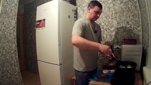Быстрый завтрак! Бутерброд с беконом сыром помидором и яйцом!!